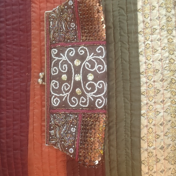 Beaded sequined clutch w hide and seek handle, goldtone snap closure/frame. - Picture 11 of 13
